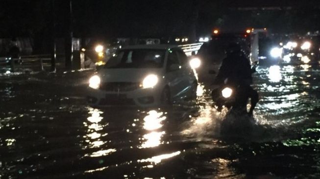 Diguyur Hujan Deras, Banjir Landa Kawasan Citraland Jakarta Barat