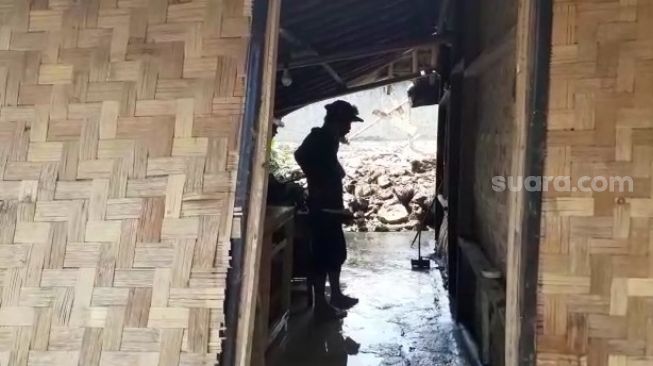 Banjir bandang yang menerjang wilayah Kampung Muara, Desa Cibunian, Kecamatan Pamijahan Bogor, Jawa Barat merendam puluhan rumah di kawasan tersebut. (Suara.com)