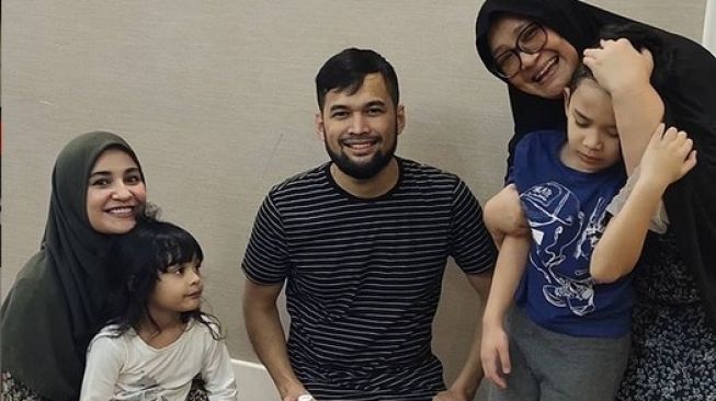 Fenny Bauty berama Shireen Sungkar dan Teuku Wisnu beserta cucunya. [Instagram]