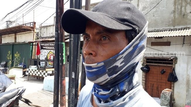 Makmur (48) saksi mata yang melihat detik-detik ekskavator terguling dan timpa JPO Kampung Melayu, Selasa (22/9/2020). [Suara.com/Bagaskara Isdiansyah]