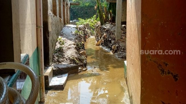 Penampkan banjir yang mulai surut di kawasan Cawang, Jakarta Timur. (Suara.com/Arga).