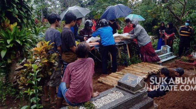 Diguyur Hujan, Suasana Pemakaman Hasyim Korban Banjir Bandang di Sukabumi