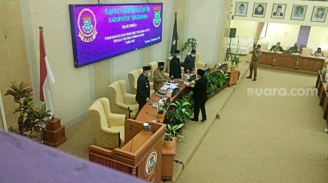 Rapat Paripurna, Bupati Tangerang Disorot Banyak Bansos Salah Sasaran