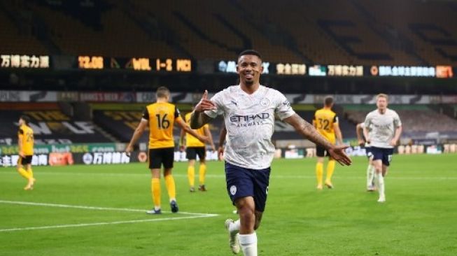 Selebrasi penyerang Manchester City, Gabriel Jesus usai membobol gawang Wolverhampton. (MARC ATKINS / POOL / AFP)