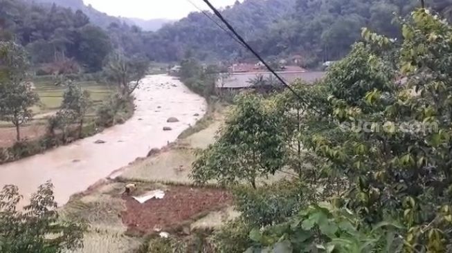 Banjir bandang yang menerjang wilayah Kampung Muara, Desa Cibunian, Kecamatan Pamijahan Bogor, Jawa Barat merendam puluhan rumah di kawasan tersebut. (Suara.com)