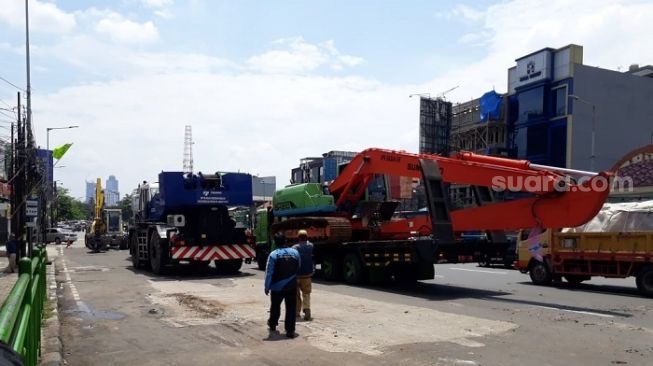 Ekskavator Terguling di Kampung Melayu karena Operator Ngantuk Siaga Banjir