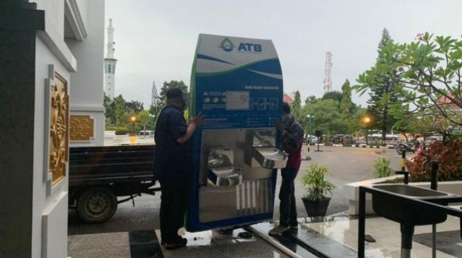 Mesin Air Siap Minum Milik ATB Dicopot dari Kantor DPRD Batam