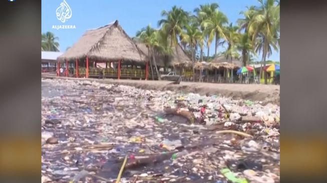 Gelombang Besar Sampah Plastik Menghantam Pantai di Honduras