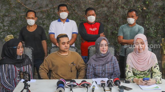 Aktris Chintami Atmanegara (kedua kanan) dan Putranya Dio Alif Utama (kedua kiri) saat menggelar keterangan pers terkait tuduhan penganiayaan kepada seorang perempuan bernama Deanni Ivanda, di Kawasan Permata Hijau, Jakarta Selatan, Rabu (23/9). [Suara.com/Alfian Winanto]