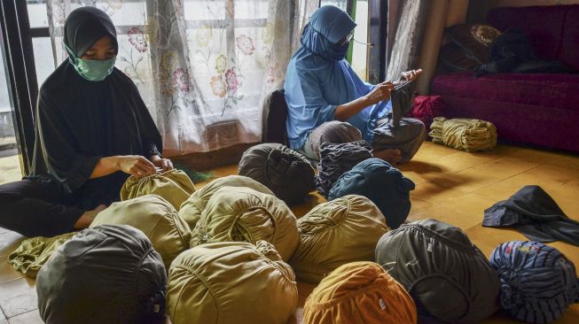 Pekerja menyelesaikan pembuatan celana dalam di Rumah produksinya Kampung Babakan Kalangsari, Kota Tasikmalaya, Jawa Barat, Selasa (22/9/2020). [ANTARA FOTO/Adeng Bustomi]
