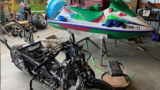 Proses memasang bodi jetski ke dalam motor Suzuki Burgman (Facebook)