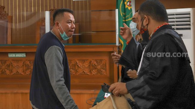 Presenter Vicky Prasetyo berkonsultasi dengan tim kuasa hukumnya usai mengikuti sidang kasus pencemaran nama baik yang melibatkan dirinya dengan mantan istrinya, Angel Lelga di Pengadilan Negeri Jakarta Selatan, Rabu (23/9). [Suara.com/Alfian Winanto]