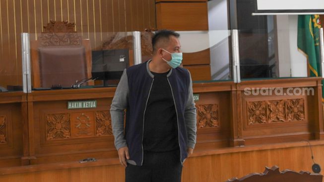 Presenter Vicky Prasetyo usai mengikutj sidang kasus pencemaran nama baik yang melibatkan dirinya dengan mantan istrinya, Angel Lelga di Pengadilan Negeri Jakarta Selatan, Rabu (23/9). [Suara.com/Alfian Winanto]