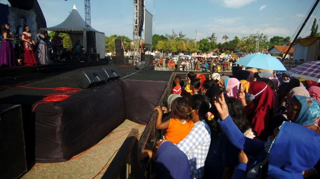 Sejumlah warga tidak mengenakan masker menyaksikan musik dangdut di Lapangan Tegal Selatan, Tegal, Jawa Tengah, Rabu (23/9/2020).  [ANTARA FOTO/Oky Lukmansyah]