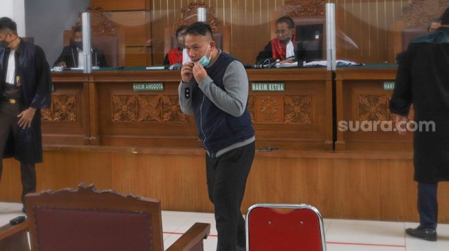 Terdakwa Presenter Vicky Prasetyo saat sidang kasus pencemaran nama baik yang melibatkan dirinya dengan mantan istrinya, Angel Lelga di Pengadilan Negeri Jakarta Selatan, Rabu (23/9). [Suara.com/Alfian Winanto]