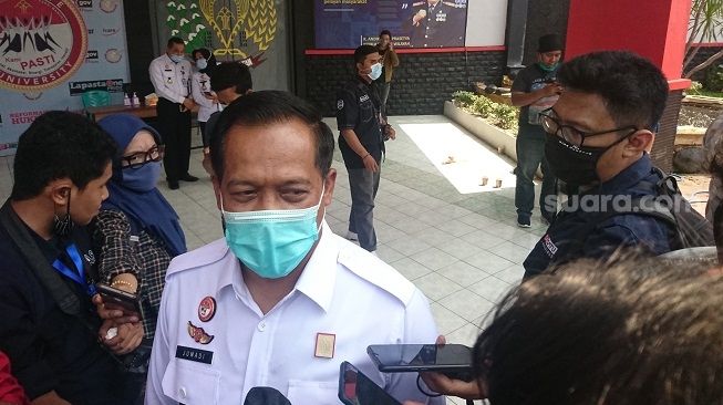 Kepala Lapas Klas 1 Tangerang Jumadi usai mendampingi rombongan anggota Komisi III DPR RI yang meninjau Lapas Klas 1 Tangerang terkait kaburnya napi asal China, Cai Changpan, Rabu (23/9/2020). [Suara.com/Irfan Maulana]