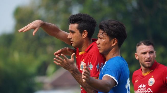 Pemain Bhayangkara FC Achmad Jufriyanto menempel ketat bek Persija Jakarta Otavio Dutra dalam laga uji coba di Lapangan PSSN, Depok, Jawa Barat, Rabu (23/9/2020) sore. (dok Persija)  