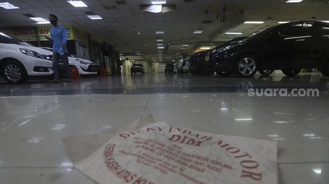 Suasana di showroom penjualan mobil bekas WTC Mangga Dua, Jakarta, Rabu, (23/9/2020). [Suara.com/Angga Budhiyanto]