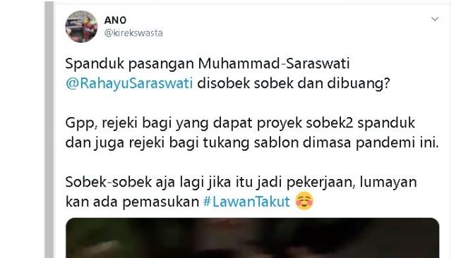 Spanduk paslon Muhammad-Saraswati disobek orang. (Twitter/@kirekswasta)