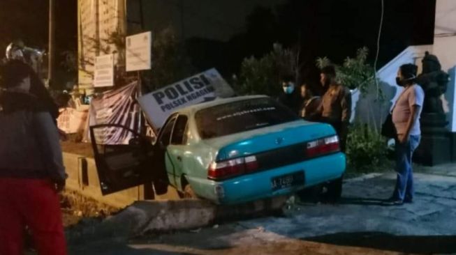 Pengemudi Cekcok, Mobil Seruduk Tiang Sampai Nyangkut di Trotoar Jakal