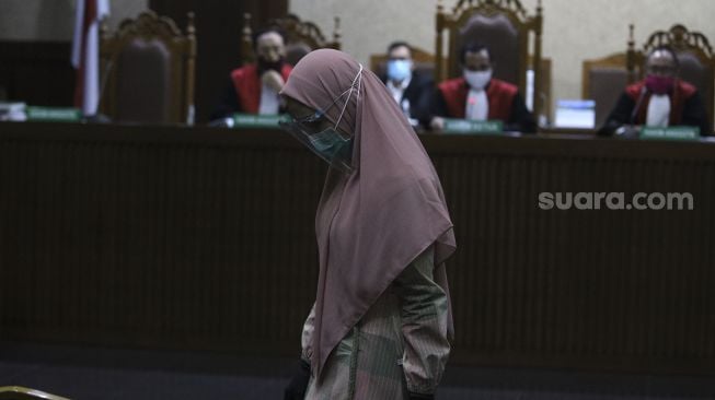 Terdakwa kasus suap pengurusan pengajuan fatwa Mahkamah Agung (MA) untuk membebaskan Djoko Tjandra, Pinangki Sirna Malasari mengikuti sidang perdana di Pengadilan Negeri Jakarta Pusat, Rabu (23/9/2020). [Suara.com/Angga Budhiyanto]