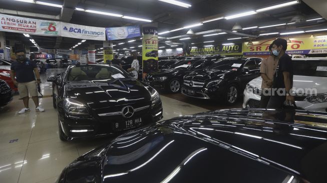 Aktivitas jual beli mobil bekas di showroom penjualan mobil bekas WTC Mangga Dua, Jakarta, Rabu, (23/9/2020). [Suara.com/Angga Budhiyanto]