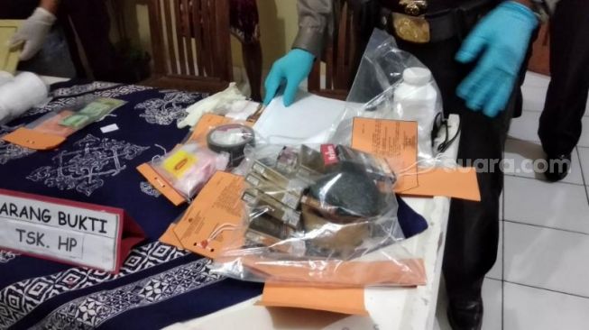 Barang bukti berupa bungkus rokok yang menjadi media penyimpan pil yarindo ditunjukkan petugas kepolisian di Mapolresta Yogyakarta, Rabu (23/9/2020). - (SuaraJogja.id/Muhammad Ilham Baktora)