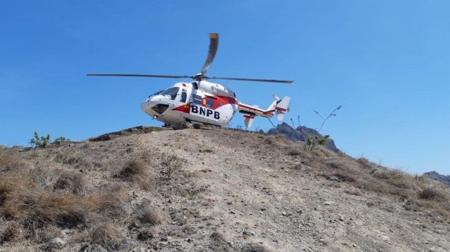 Ketua Adat di NTT Bikin Helipad di Bukit Bantu Helikopter Covid-19 Mendarat