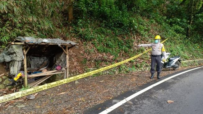 Foto petugas memasang garis polisi di lokasi penemuan mayat, Rabu (23/09/2020) (Foto: Humaspolsek Sempolan)