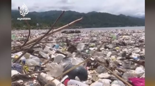 Gelombang Besar Sampah Plastik Menghantam Pantai di Honduras.(Tangkapan Layar/Facebook Al Jazeera)