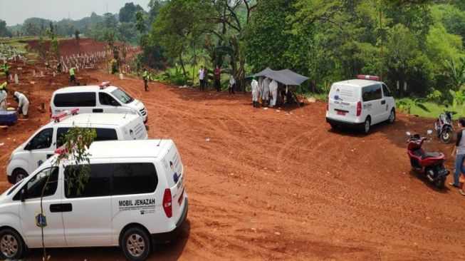 Ambulan Antre di TPU Pondok Ranggon. (Suara.com/Bagaskara)