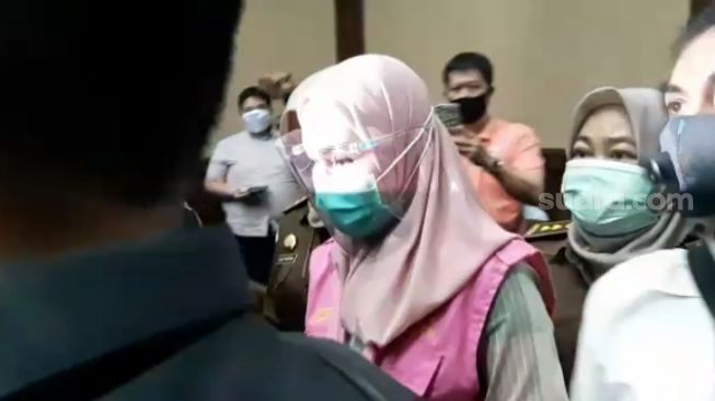Jalani Sidang Perdana, Jaksa Pinangki Hadir dengan Kerudung Pink