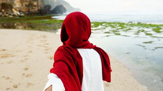 Ilustrasi perempuan berhijab merah. (Pixabay/valentinus ardo)