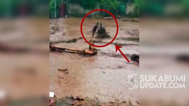 Egha Gusliandi (27) dan adiknya Rizky Gusliadi Rahayu (9), selamat usai digulung banjir bandang Kampung Cibuntu Desa Pasawahan, Kecamatan Cicurug, Kabupaten Sukabumi, Senin (21/9/2020) lalu. [Foto: Sukabumiupdate.com]