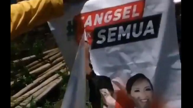 Pilkada Tangsel 2020, Spanduk Pasangan Muhammad-Saraswati Disobek-sobek