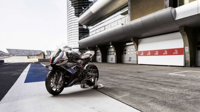 BMW M1000RR. (rideapart.com)