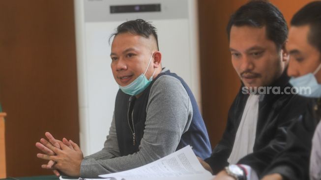 Ekspresi Vicky Prasetyo saat mengikuti sidang kasus pencemaran nama baik yang melibatkan dirinya dengan mantan istrinya, Angel Lelga di Pengadilan Negeri Jakarta Selatan, Rabu (23/9). [Suara.com/Alfian Winanto]