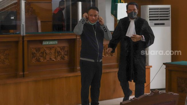 Presenter Vicky Prasetyo usai mengikutj sidang kasus pencemaran nama baik yang melibatkan dirinya dengan mantan istrinya, Angel Lelga di Pengadilan Negeri Jakarta Selatan, Rabu (23/9). [Suara.com/Alfian Winanto]