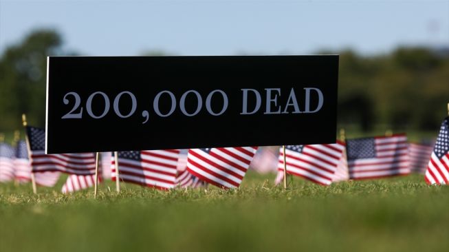 Bendera-bendera Amerika berukuran kecil dipasang di National Mall oleh organisasi Proyek Memorial Covid-19, Amerika, Selasa (22/9). (Foto/Anadolu Agency)
