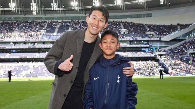 Nathan Fariel Kusuma berpose dengan pemain Tottenham Hotspur Son Heung-min. [Tangkapan layar laman resmi Tottenham]