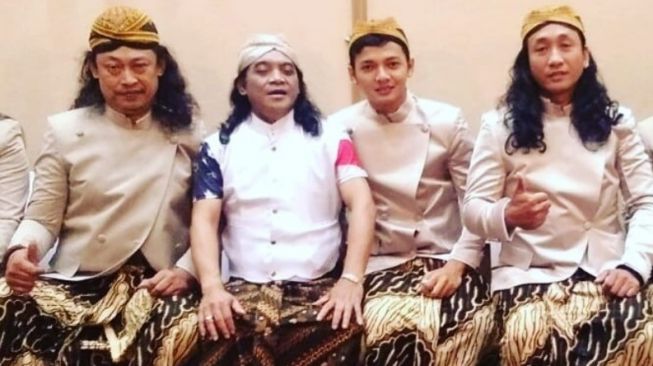 Didi Kempot bersama Dory Harsa, dan personel band Lare Jawi lainnya. [Instagram]