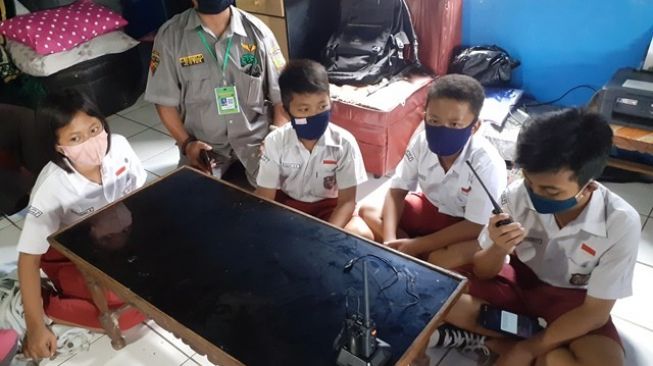 Dianggap Efektif dan Efisien, Begini Siswa SD di Sukoharjo Belajar Pakai HT