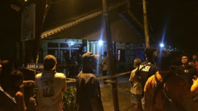 Warga berkerumun di lokasi penemuan mayat ibu dan anak di Pontianak Timur (dok.suarakalbar.co.id)