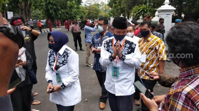 Paslon nomor urut 2, Sri Muslimatun-Amin Purnama, ditemui wartawan usai pengundian nomor urut paslon bupati dan wakil bupati Sleman 2020 di Gedung Serbaguna, Tridadi, Sleman, Kamis (24/9/2020). - (SuaraJogja.id/Muhammad Ilham Baktora)