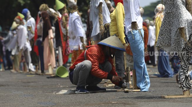 Peringati Hari Tani Nasional, Puluhan Boneka Dipajang di Depan Gedung DPR