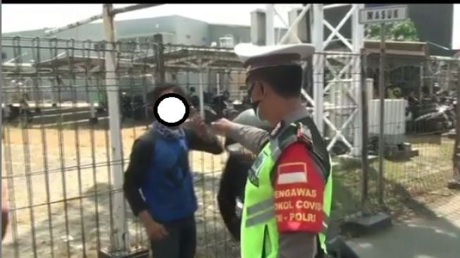 Aksi pria yang terjaring razia masker ancam ingin menghancurkan dunia (Instagram)