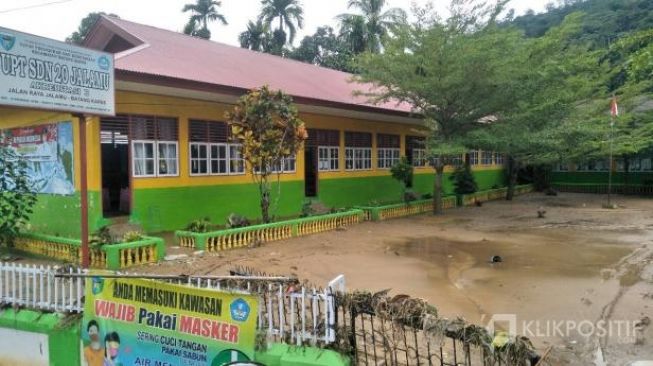 Banjir di Pessel, Sebabkan Sekolah Terendam Air 1,5 Meter dan Dokumen Rusak