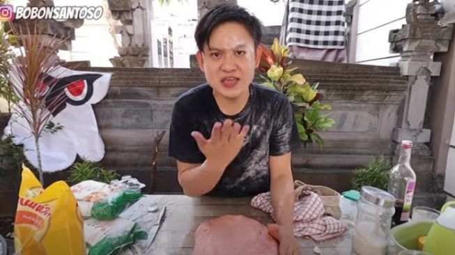 Sebut Impian Sejak Kecil, Aksi Bobon Berendam di Kuah Soto Tuai Pro Kontra