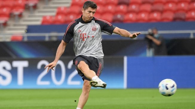 Penyerang Bayern Munich, Robert Lewandowski melakoni latihan di Puskas Arena, Budapest, Hungaria jelang laga Piala Super Eropa 2020 kontra Sevilla. [Attila KISBENEDEK / AFP]