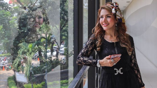 Artis Barbie Kumalasari berpose didepan kamera saat ditemui di Kawasan Setia Budi, Jakarta Selatan, Kamis (24/9). [Suara.com/Alfian Winanto]